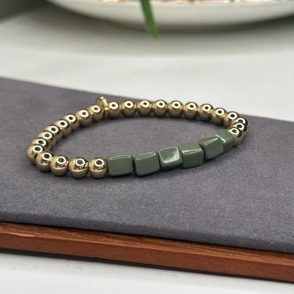 Mariyn Schiff Gold & Sage Green Beaded Stretch Bracelet – Boho Minimalist - Picture 2 of 6